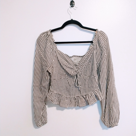 Jessica Simpson black and white patterned crop top with long sleeves and tie at - Picture 2 of 5